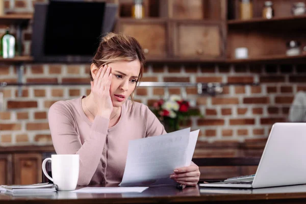 Portrait of woman doing paperwork at table at home — Stock Photo