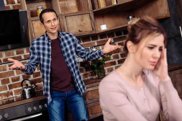 Selective focus of argued couple in kitchen at home, relationship difficulties concept — Stock Photo