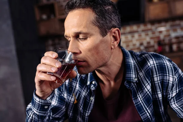 Retrato de homem com copo de álcool em casa — Fotografia de Stock