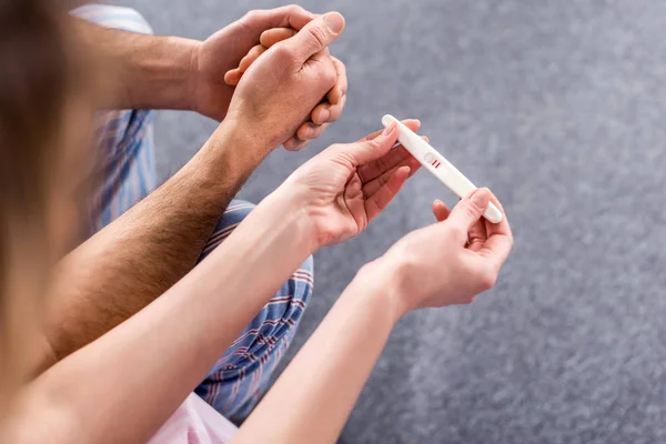 Partial view of couple with pregnancy test — Stock Photo