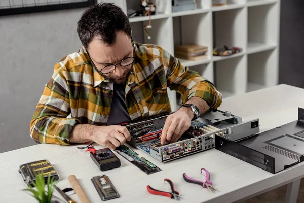 Réparateur fixation pc cassé sur la table — Photo de stock