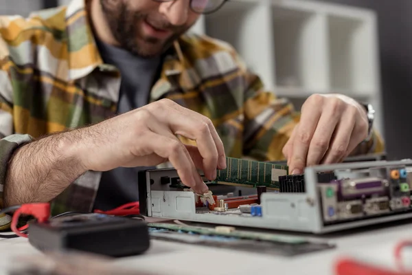 Uomo caucasico che ripara il computer di riparazione — Foto stock