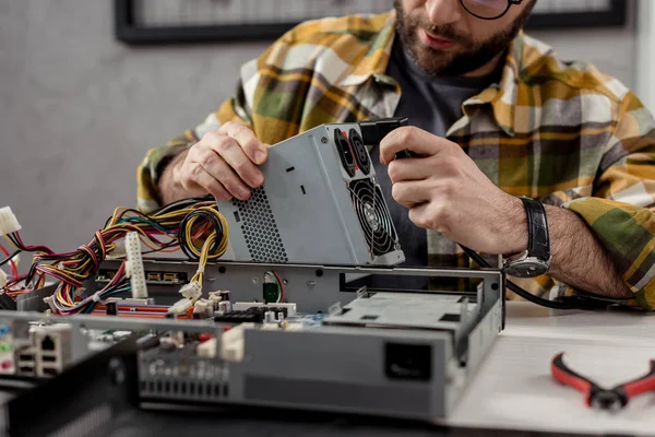 Abgeschnittenes Bild der Reparatur defekter Computerteile — Stockfoto