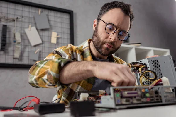 Repairman in glasses fixing broken pc — Stock Photo