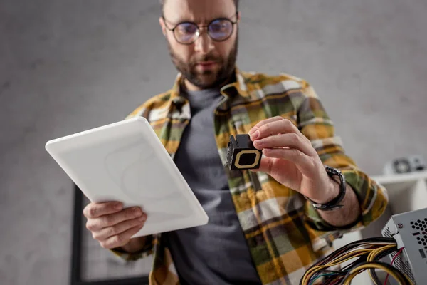 Homem com tablet digital e detalhe nas mãos — Fotografia de Stock