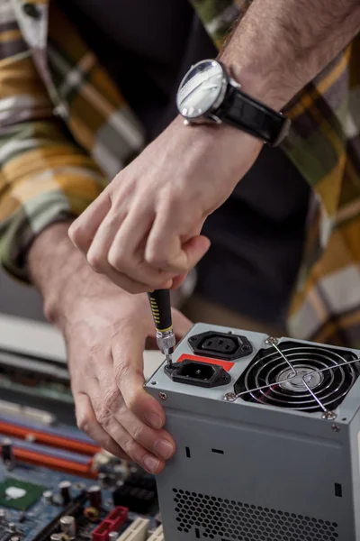 Imagem recortada do reparador que fixa a peça do computador com chave de fenda — Fotografia de Stock