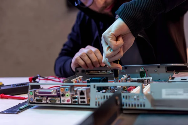 Abgeschnittenes Bild eines Mannes, der Computer repariert — Stockfoto