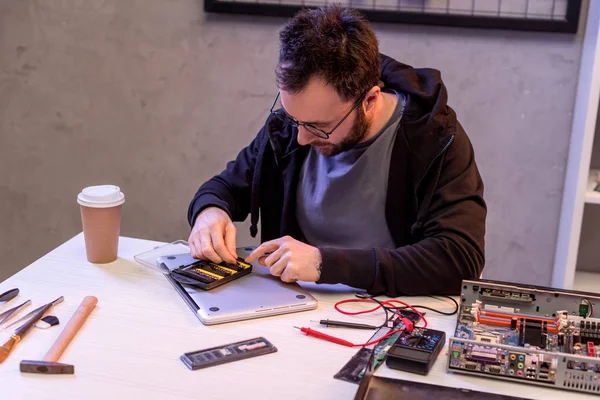 Homem escolhendo anexos antes de fixar tablet digital — Fotografia de Stock