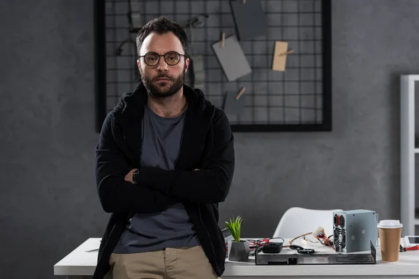 Caucasian man in glasses standing with arms crossed — Stock Photo