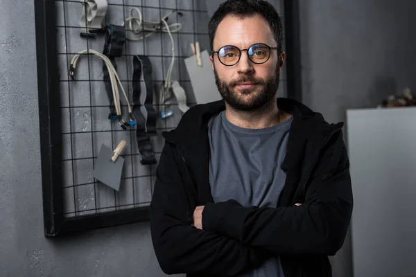 Man with arms crossed looking at camera — Stock Photo