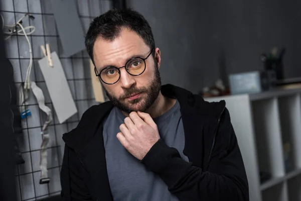 Portrait de l'homme en lunettes regardant la caméra — Photo de stock