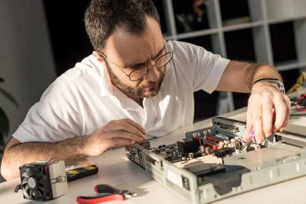 Uomo fissaggio scheda madre del computer — Foto stock