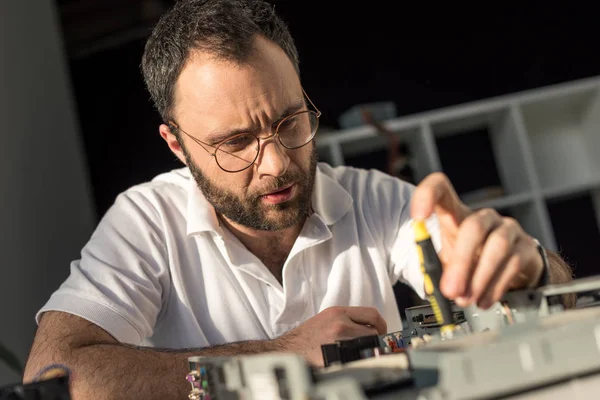 Mann benutzte Schraubenzieher beim Befestigen des PC — Stockfoto