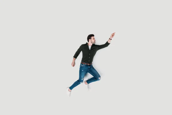 Сверху вид красивого молодого человека, прыгающего изолированным на белом — стоковое фото