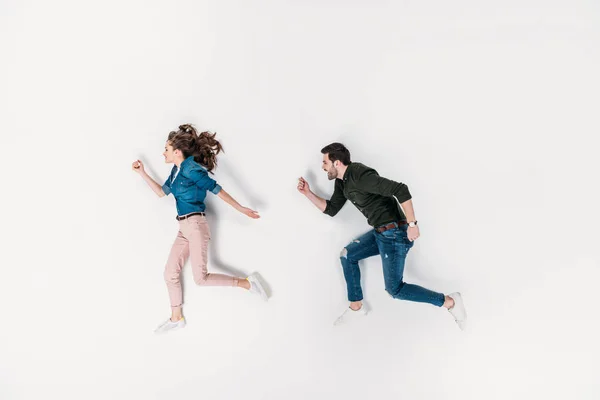 Draufsicht von Paar, das vorgibt, isoliert auf Weiß zu laufen — Stockfoto