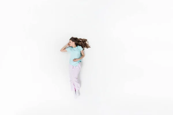 Vista superior da bela jovem em pijama dormindo isolado no branco — Fotografia de Stock