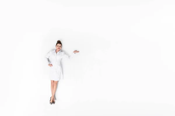 Вид сверху молодой женщины-врача, изолированной на белом — стоковое фото