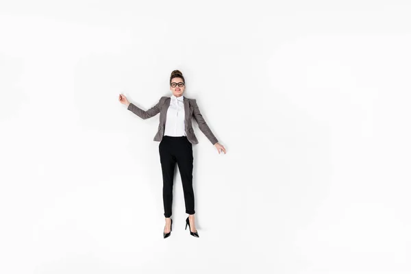 Вид зверху привабливої молодої бізнес-леді ізольовані на білому — стокове фото