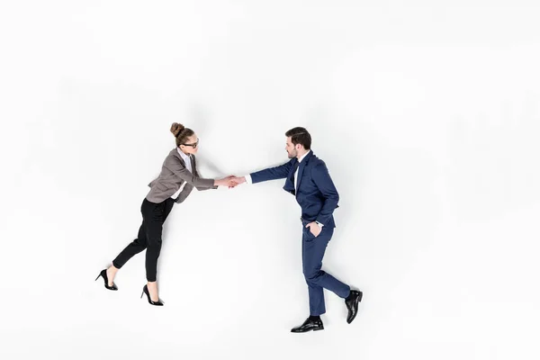 Вид зверху бізнес-партнерів, що тремтять руками ізольовані на білому — стокове фото