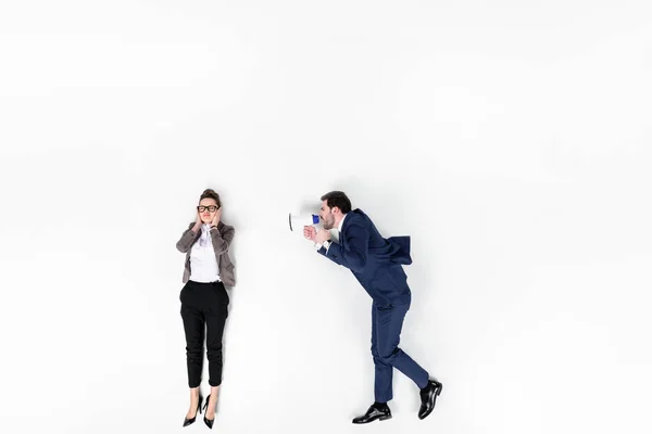 Vista dall'alto del capo che grida al manager con altoparlante isolato su bianco — Foto stock