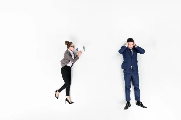 Vista superior da senhora chefe gritando ao gerente com alto-falante isolado no branco — Fotografia de Stock