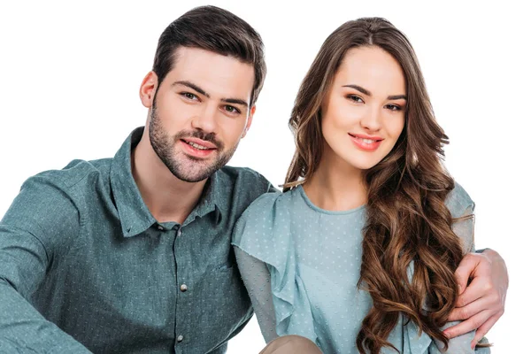 Lächelndes junges Paar blickt vereinzelt in die Kamera — Stockfoto