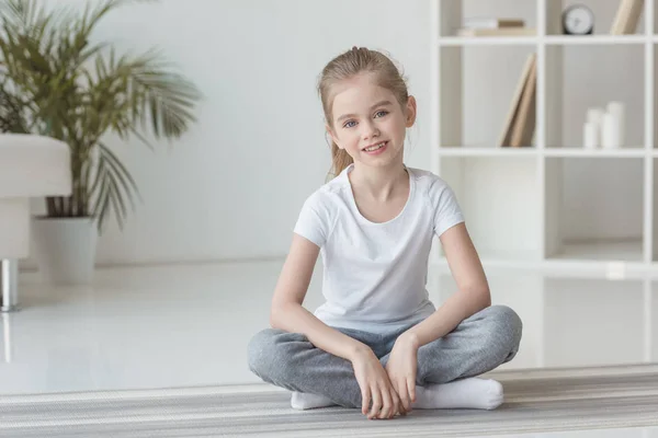 Enfant souriant — Photo de stock