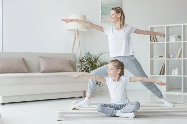 Mutter und Tochter praktizieren gemeinsam Yoga — Stockfoto