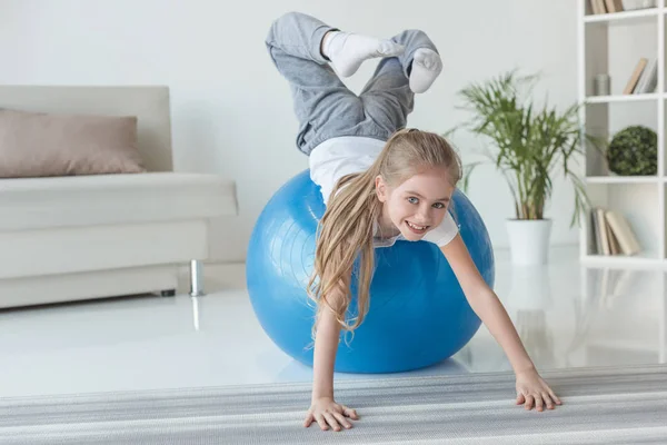 Entzückendes kleines Kind, das zu Hause mit fittem Ball spielt — Stockfoto