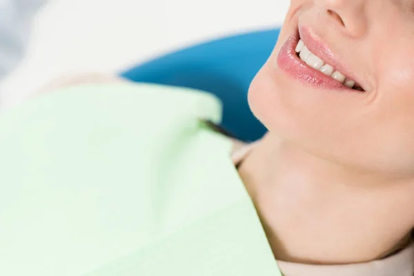 Donna sorridente al check-up in una moderna clinica dentale — Foto stock