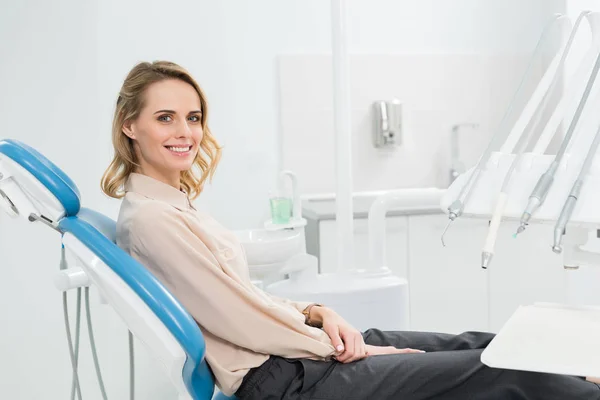 Donna sorridente al check-up in una moderna clinica dentale — Foto stock