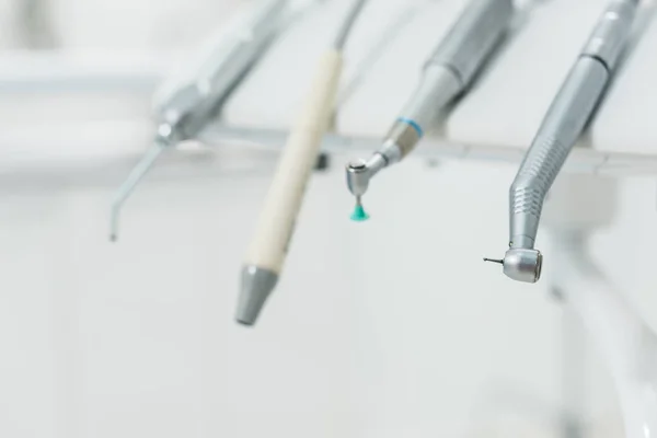 Vista da vicino della fila di strumenti di odontoiatria nella clinica moderna — Foto stock