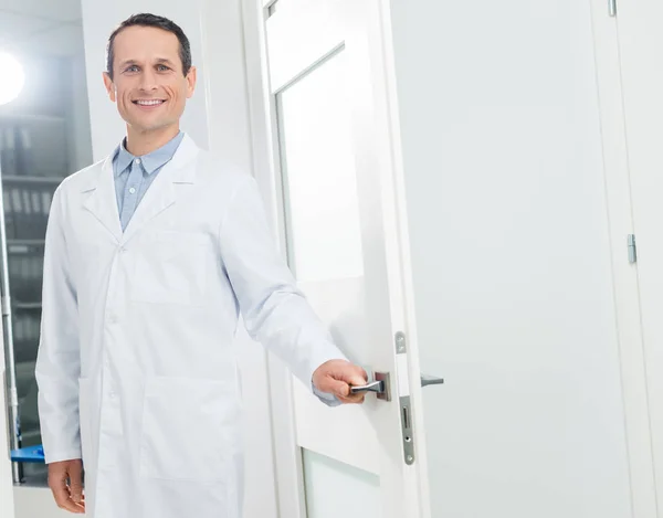Doctor welcoming patient in modern clinic — Stock Photo