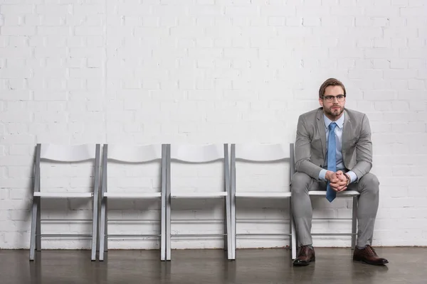 Nachdenklicher kaukasischer Geschäftsmann im Anzug wartet auf Vorstellungsgespräch — Stockfoto