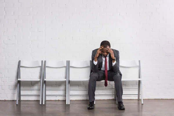 Preocupado hombre de negocios afroamericano esperando entrevista de trabajo - foto de stock
