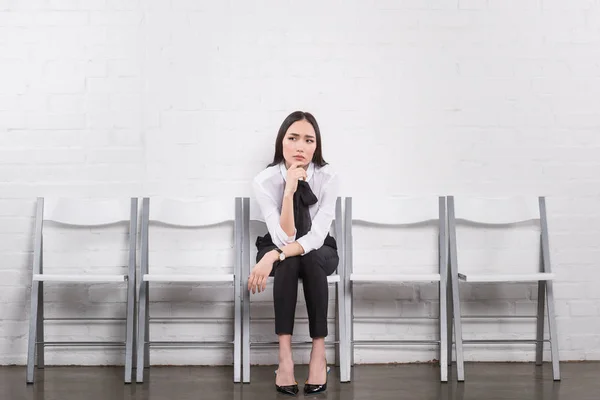 Pensativo asiático empresária esperando para emprego entrevista — Fotografia de Stock