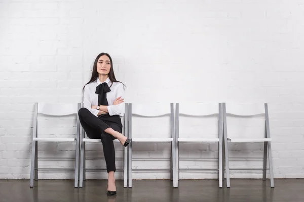 Lächelnde asiatische Geschäftsfrau wartet auf Vorstellungsgespräch — Stockfoto