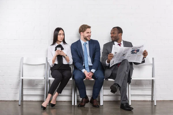 Jeunes entrepreneurs multiethniques en attente d'un entretien d'embauche — Photo de stock