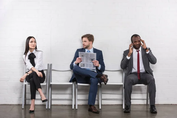 Entrepreneurs multiculturels en attente d'un entretien d'embauche — Photo de stock