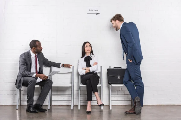 Multiethnische Geschäftsleute unterhalten sich, während sie auf ein Vorstellungsgespräch warten — Stockfoto