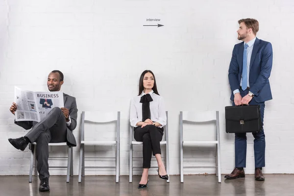 Jeunes entrepreneurs multiculturels en tenue formelle en attente d'un entretien d'embauche — Photo de stock