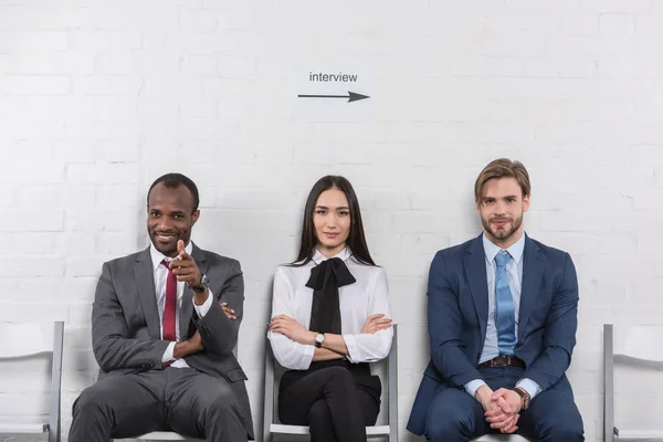 Retrato de gente de negocios multicultural sonriente esperando entrevista de trabajo - foto de stock