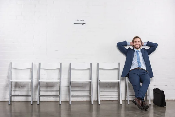 Homme d'affaires caucasien détendu en attente d'un entretien d'embauche — Photo de stock