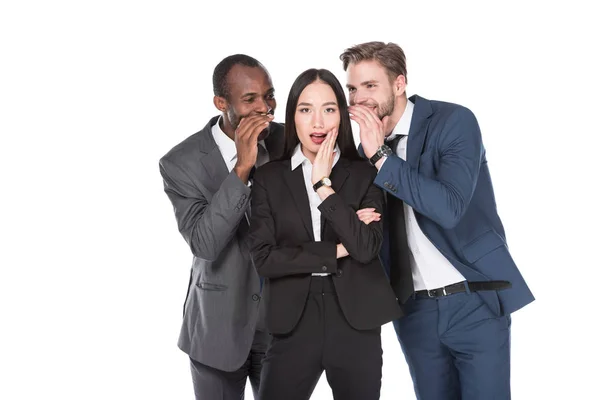 Portrait d'hommes d'affaires multiethniques racontant secret à une femme d'affaires asiatique isolée sur blanc — Photo de stock