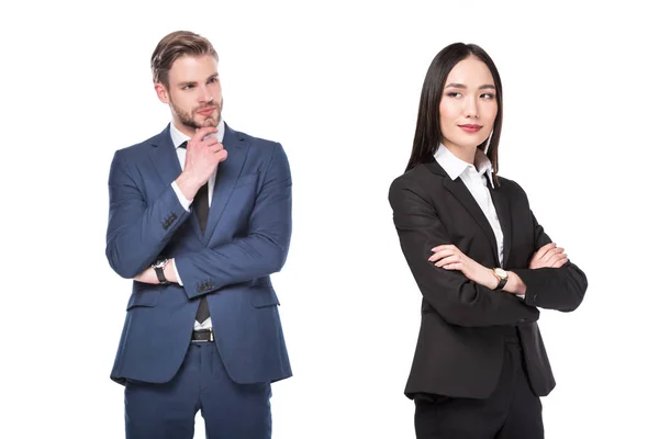 Pensativo hombre de negocios mirando asiático mujer de negocios aislado en blanco - foto de stock