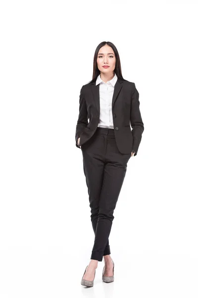 Красива азіатська бізнес-леді в костюмі ізольована на білому — стокове фото