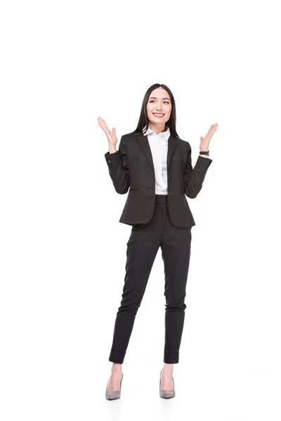 Emocionado asiático mujer de negocios en traje aislado en blanco - foto de stock