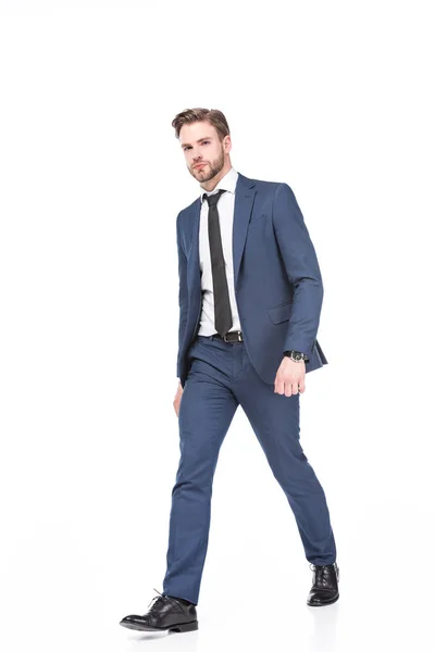 Hombre de negocios caucásico en traje caminando aislado en blanco - foto de stock
