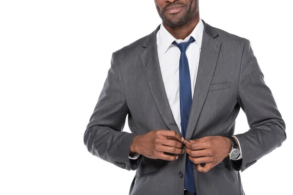 Abgeschnittene Aufnahme eines afrikanisch-amerikanischen Geschäftsmannes, der Anzug auf Weiß knöpft — Stockfoto