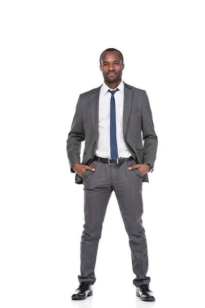 Sonriente hombre de negocios afroamericano en traje aislado en blanco - foto de stock